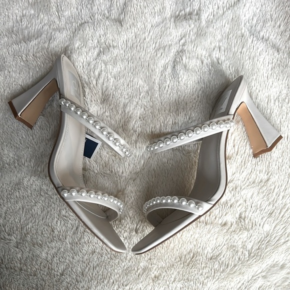 new Dolce Vita DV Pearl Embellished Sandal Heels in Ivory White, size 9 - Picture 3 of 5